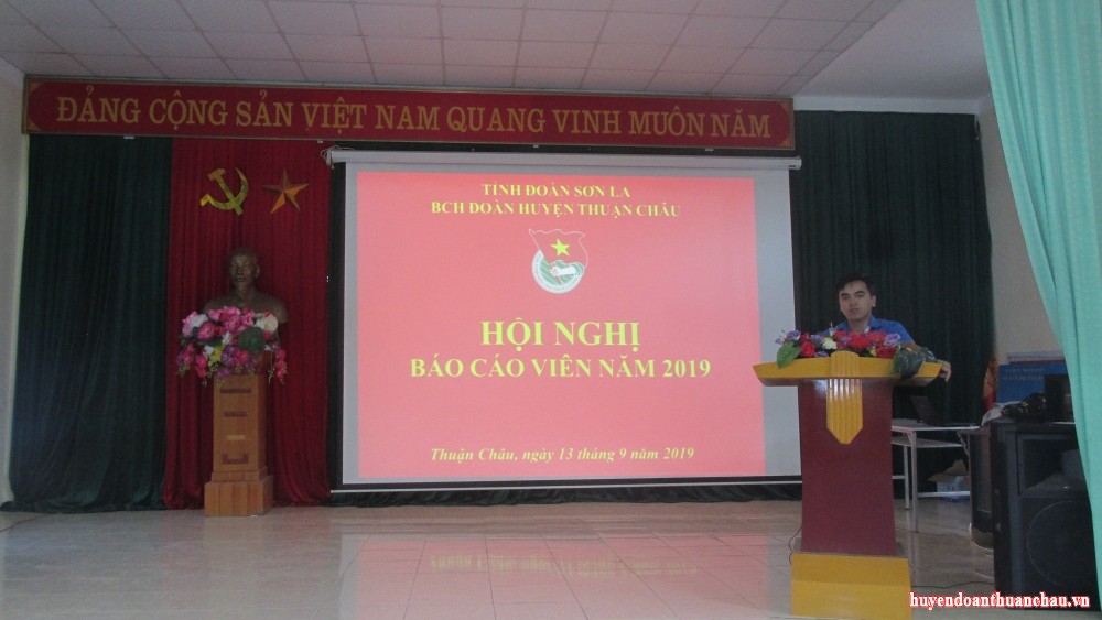 Đồng chí Vũ Quang Huy - Phó bí thư huyện đoàn lên trình bầy các chuyên đề