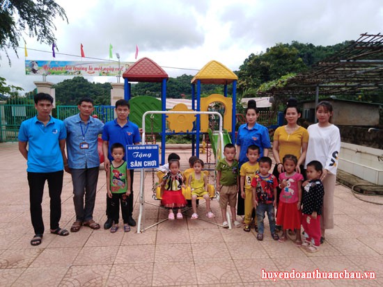 Huyện đoàn Thuận Châu trao tặng sân chơi cho thiếu nhi