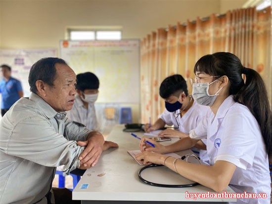 Đoàn thanh niên huyện Thuận Châu tư vấn sức khỏe, cấp phát thuốc miễn phí tại xã Phổng Lái