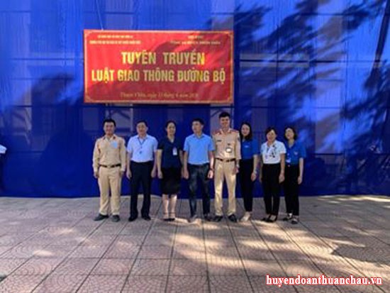Đoàn trường PTDT nội trú THCS và THPT huyện Thuận Châu tổ chức tuyên truyền luật giao thông đường bộ