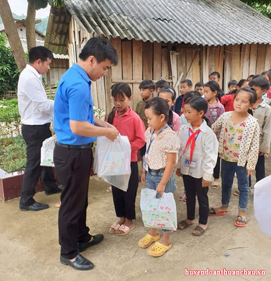 Ban chấp hành Huyện đoàn Thuận Châu phối hợp thực hiện chương trình vui tết thiếu nhi 1/6 tại xã Co Mạ