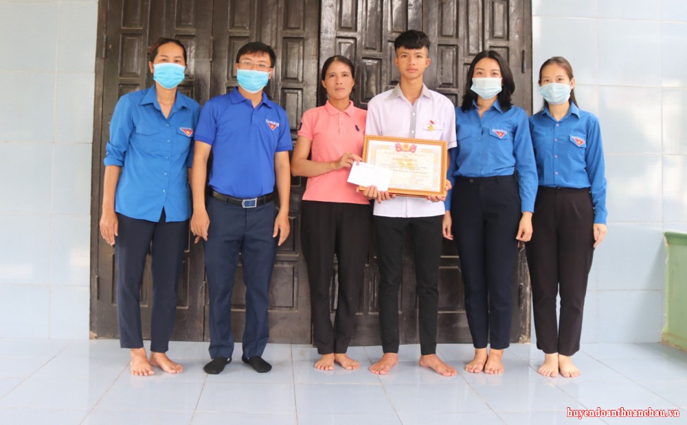 Trao Huy hiệu Tuổi trẻ dũng cảm cho đoàn viên cứu sống 2 em nhỏ ở Quảng Bình