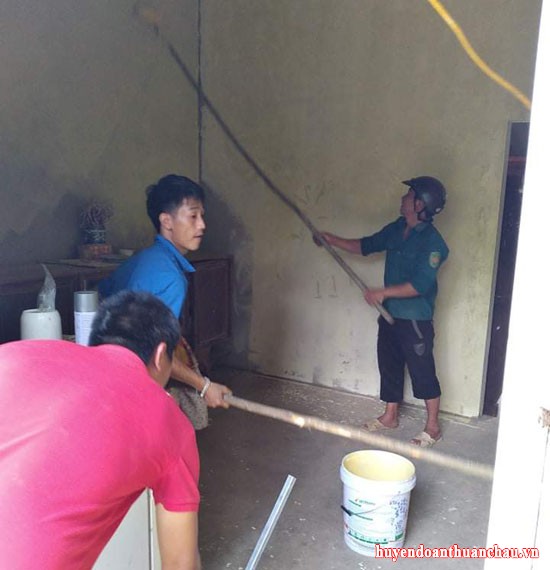 Giúp đỡ gia đình có hoàn cảnh neo đơn tại xã Nong Lay