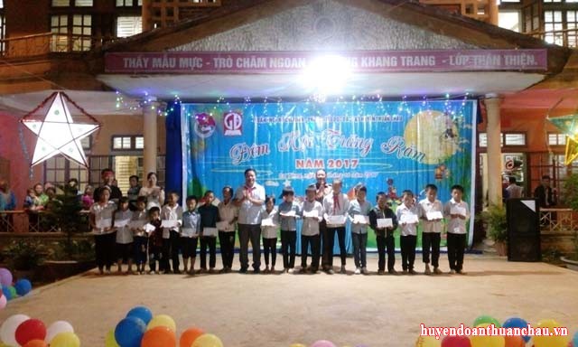 Huyện Đoàn Thuận Châu tổ chức “Đêm hội trăng rằm 2017” tại xã Co Tòng