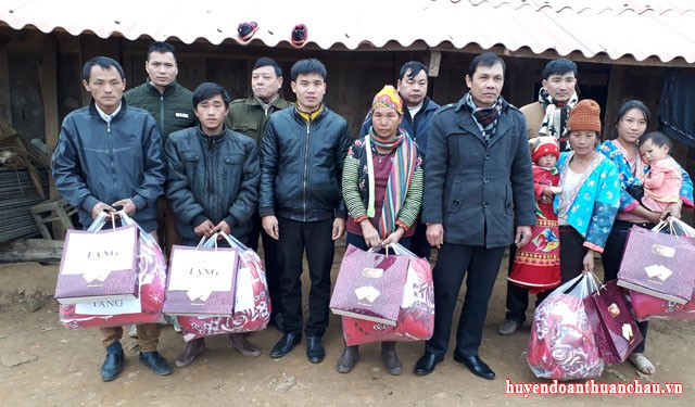 Uỷ ban Hội LHTN Việt Nam xã Chiềng Bôm phối hợp với Công đoàn xã tổ chức Chương trình “đông ấm cho em”
