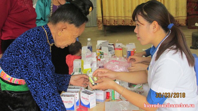 Chương trình tình nguyện “Vì sức khỏe cộng đồng”, khám bệnh, tư vấn sức khỏe, cấp phát thuốc miễn phí tại Bản Co Tra, xã Púng Tra