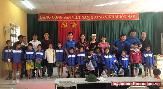 Huyện đoàn Thuận Châu tổ chức Chương trình tình nguyện Nắng ấm Sơn La tại trường Tiểu học xã Phổng Lập.