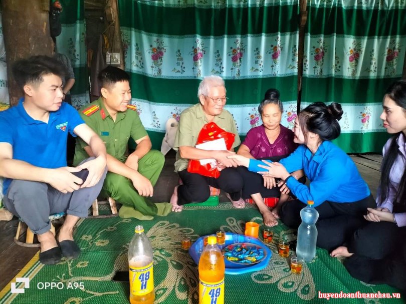 Huyện đoàn Thuận Châu thăm hỏi và tặng quà cho Cựu Thanh niên xung phong